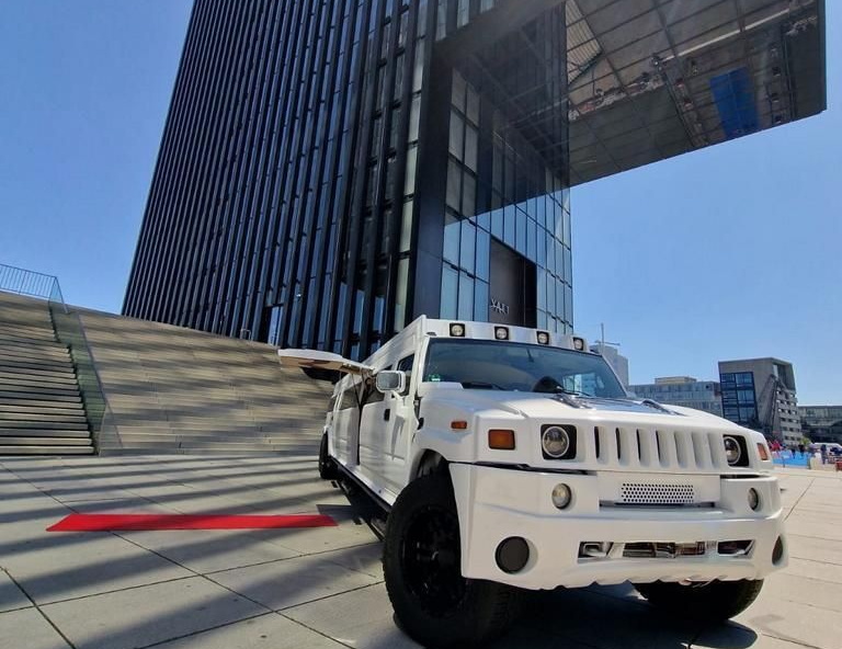 Weiße Hummer Limousine vor dem Hyatt Regency Gebäude in Düsseldorf