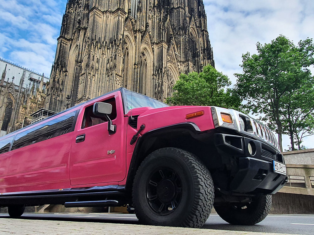 Hummer Stretchlimousine in pink vor dem Kölner Dom